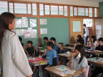 歯みがきの実践をしているようす