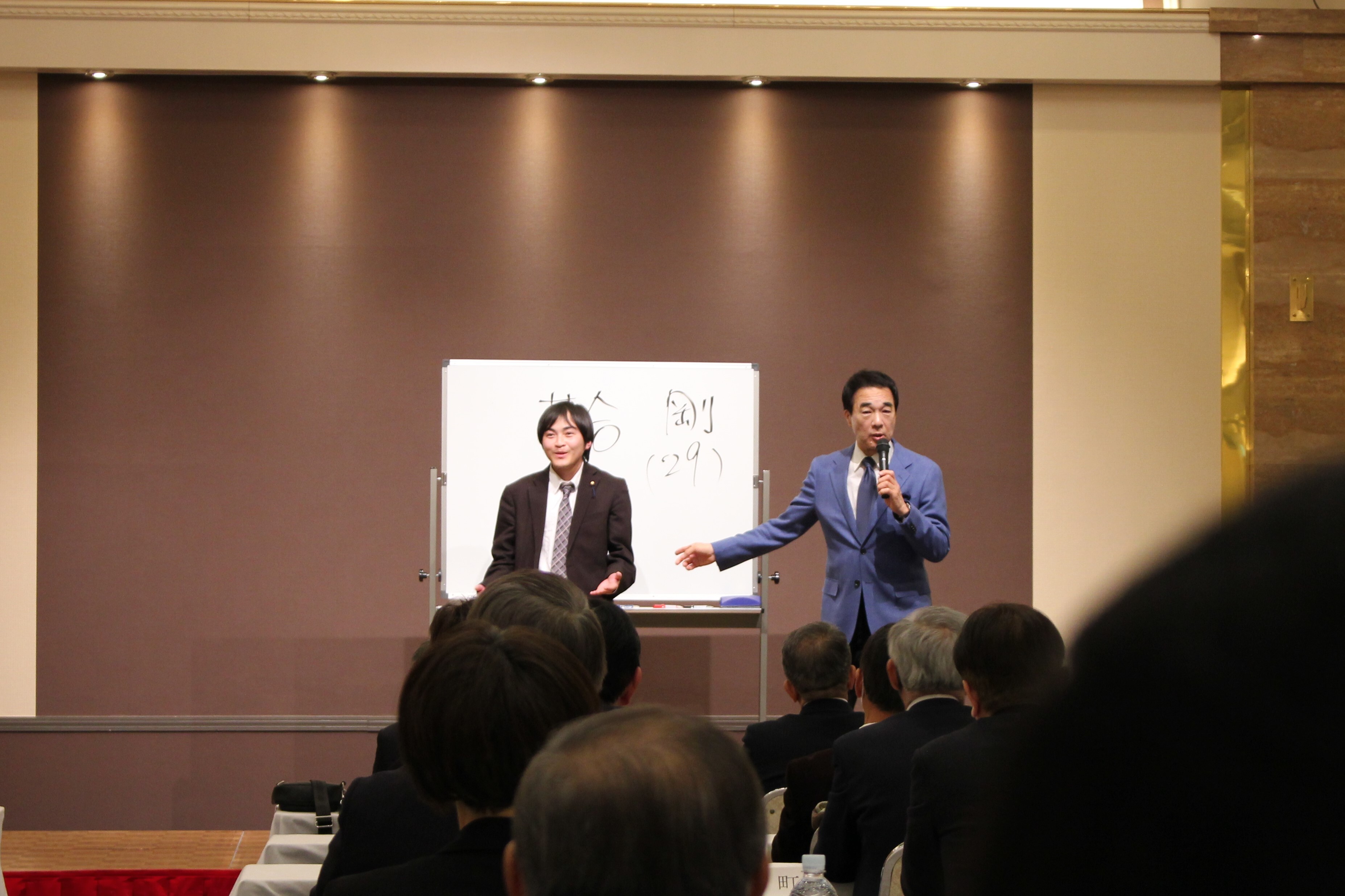 登壇した落合議員(左)と宮本講師(左)